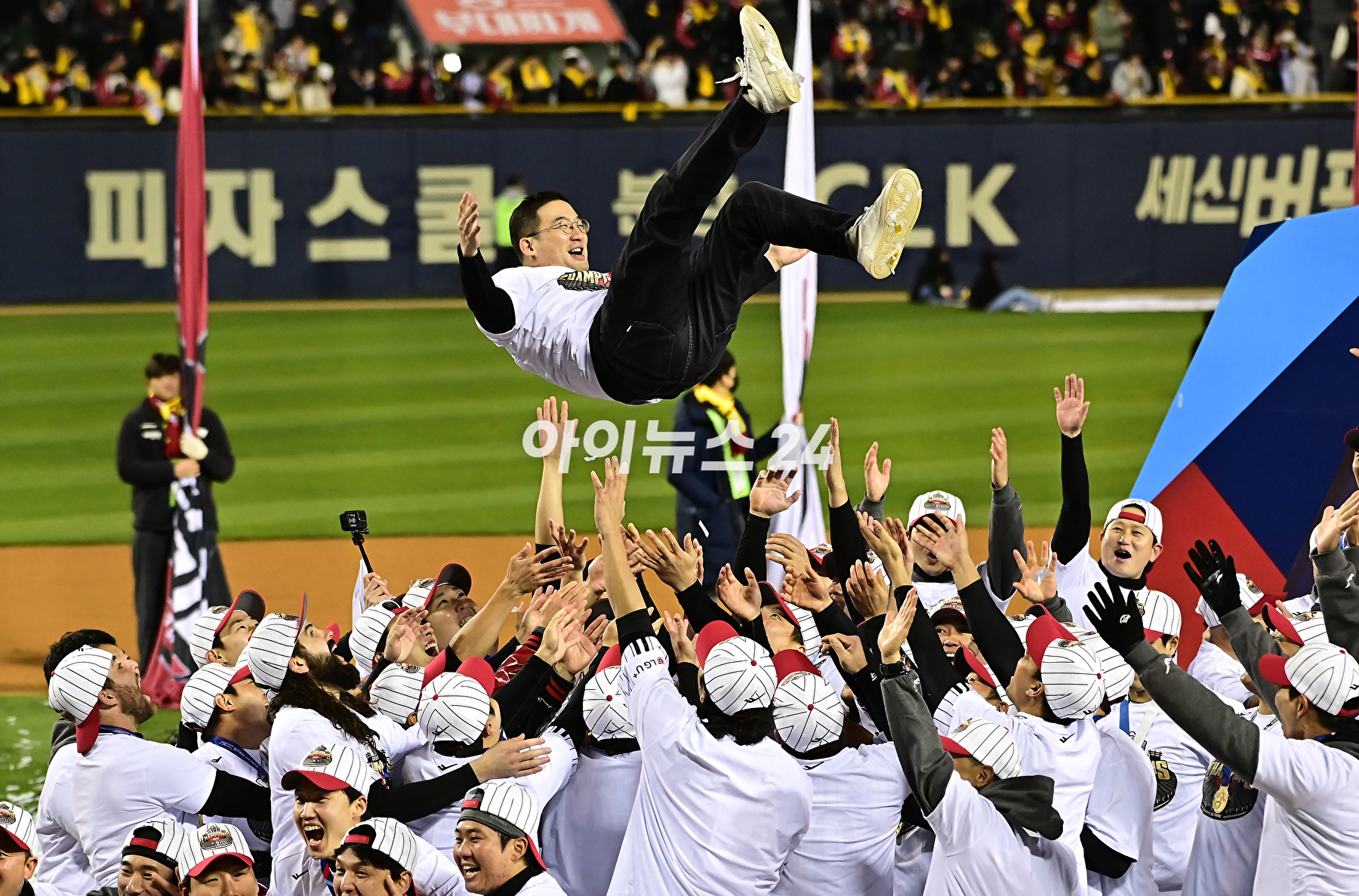 LG는 13일 잠실구장에서 벌어진 2023 신한은행 쏠 KBO KS 5차전에서 KT 위즈를 상대로 6-2로 승리를 거두고 29년 만에 한국시리즈 제패를 했다.구광모 LG그룹 회장이 선수단과 우승 트로피를 들어 올리고 있다. [사진=곽영래 기자]
