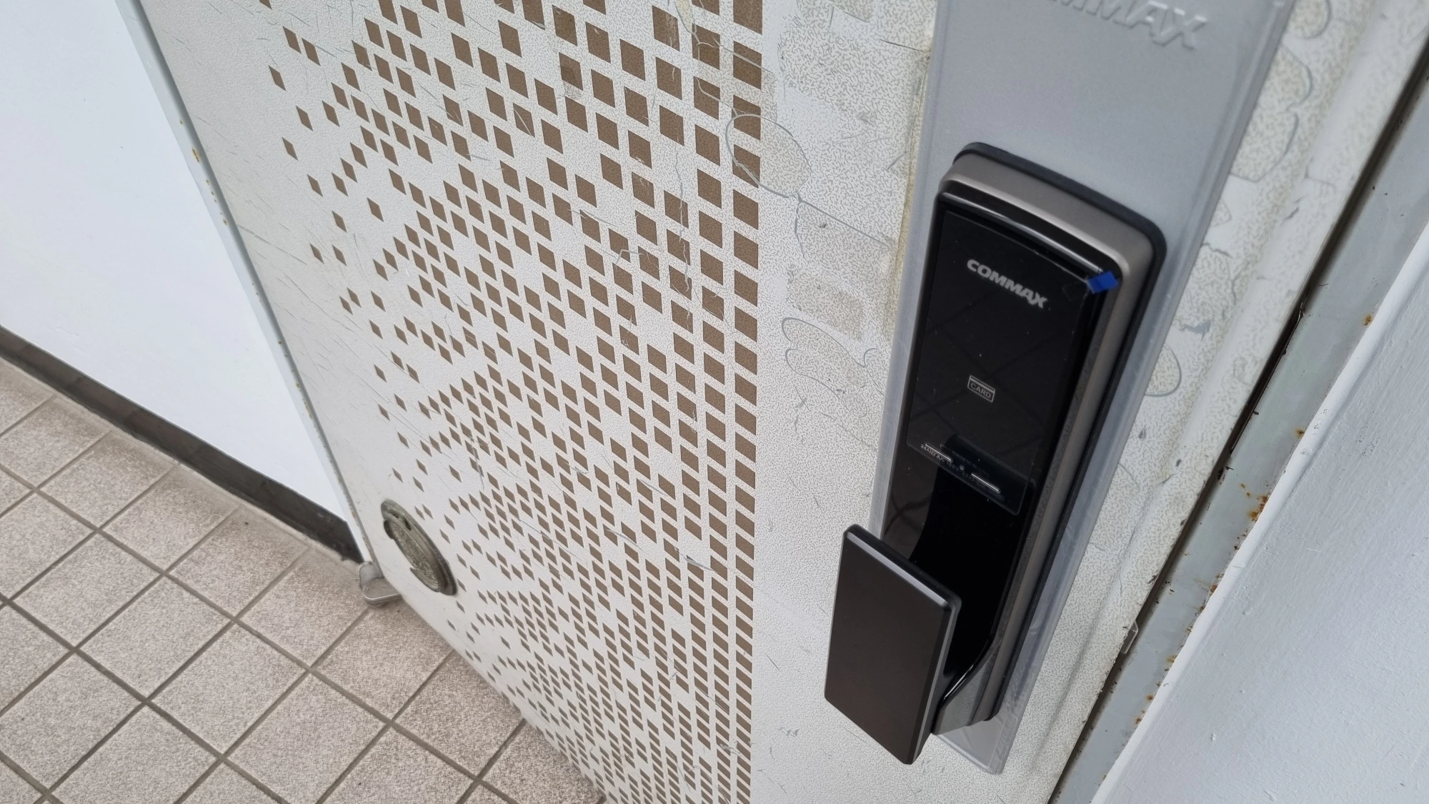 실외 도어락 설치 모습