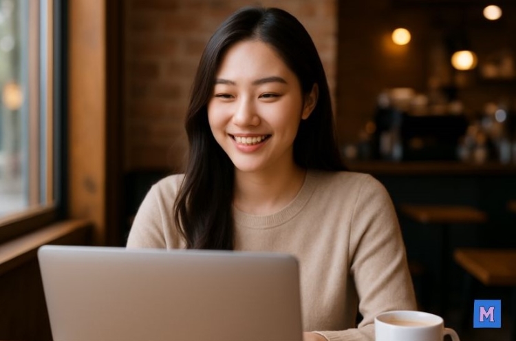 온라인쇼핑몰을 운영하는 소상공인 여성이 카페에서 노트북으로 지원금 신청을 하며 밝게 웃고 있는 모습 via canva