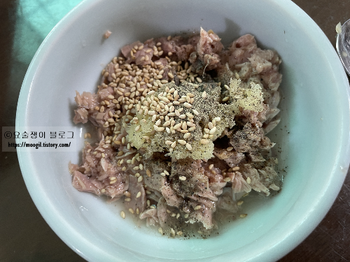 참치-위에-마늘-깨-후추-뿌린-음식