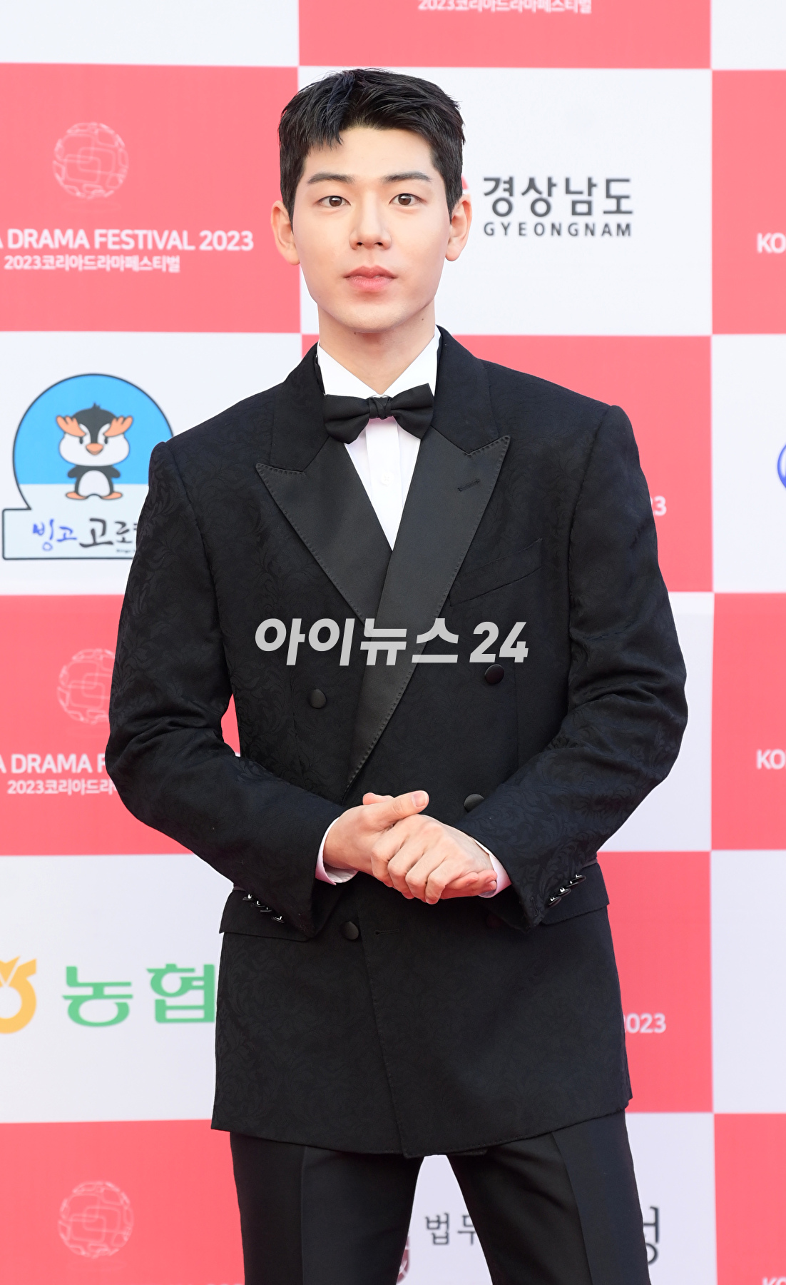 배우 배현성이 14일 오후 경남 진주시 경남문화예술회관에서 열린 &#39;2023 코리아드라마어워즈&#39; 레드카펫 행사에 참석하고 있다. [사진=정소희 기자]