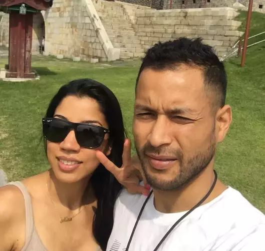 전태풍 미나 함께 찍은 사진으로 뒤에 옛 성벽이 보임