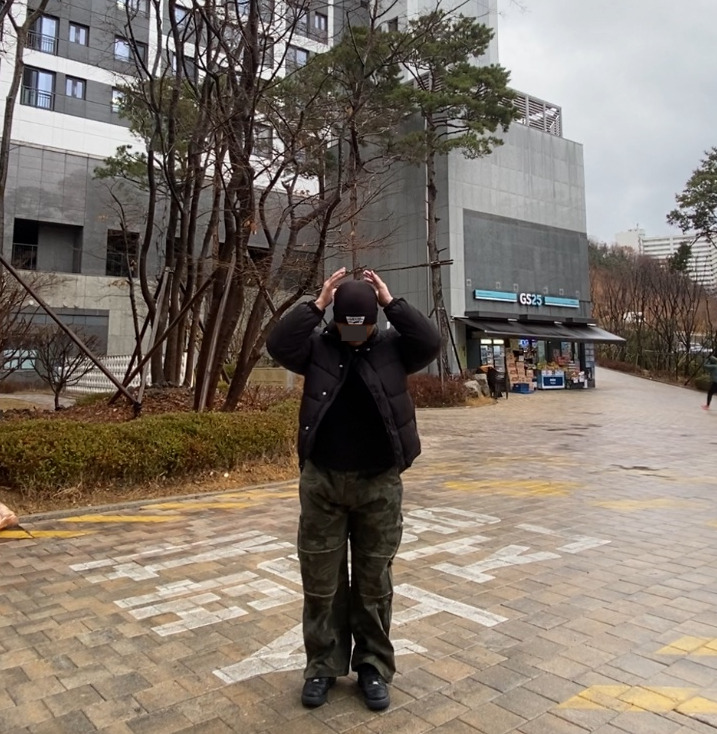 데일리룩('26. 3. 2.)반스VANS 밀포드 비니, 바스틱 점퍼 숏패딩, 무신사스탠다드 티셔츠, 테이크이지 카모 카모플라쥬 밀리터리 더스티 카펜터 팬츠, 나이키 덩크하이 올블랙