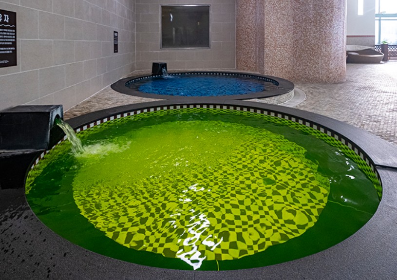 테르메덴 이벤트탕, 다양한 색상의 온천수로 구성된 실내 테마탕 공간