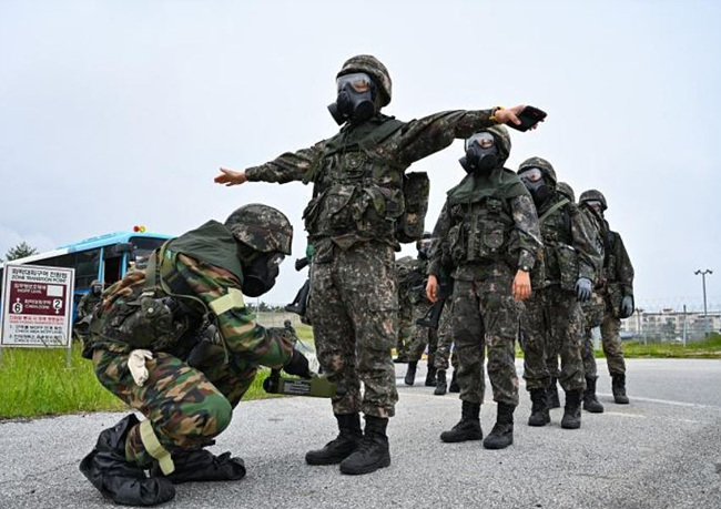 공군18전투비행단 장병이 ‘3군 합동 화생방 종합훈련’에서 화학탐지기를 사용해 신체 오염 여부를 측정하고 있다.