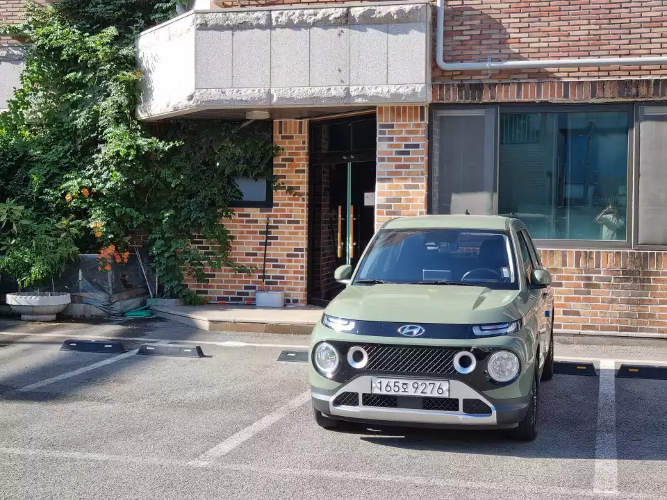 다시 만날 캐스퍼를 앞두고 자리를 떠납니다.