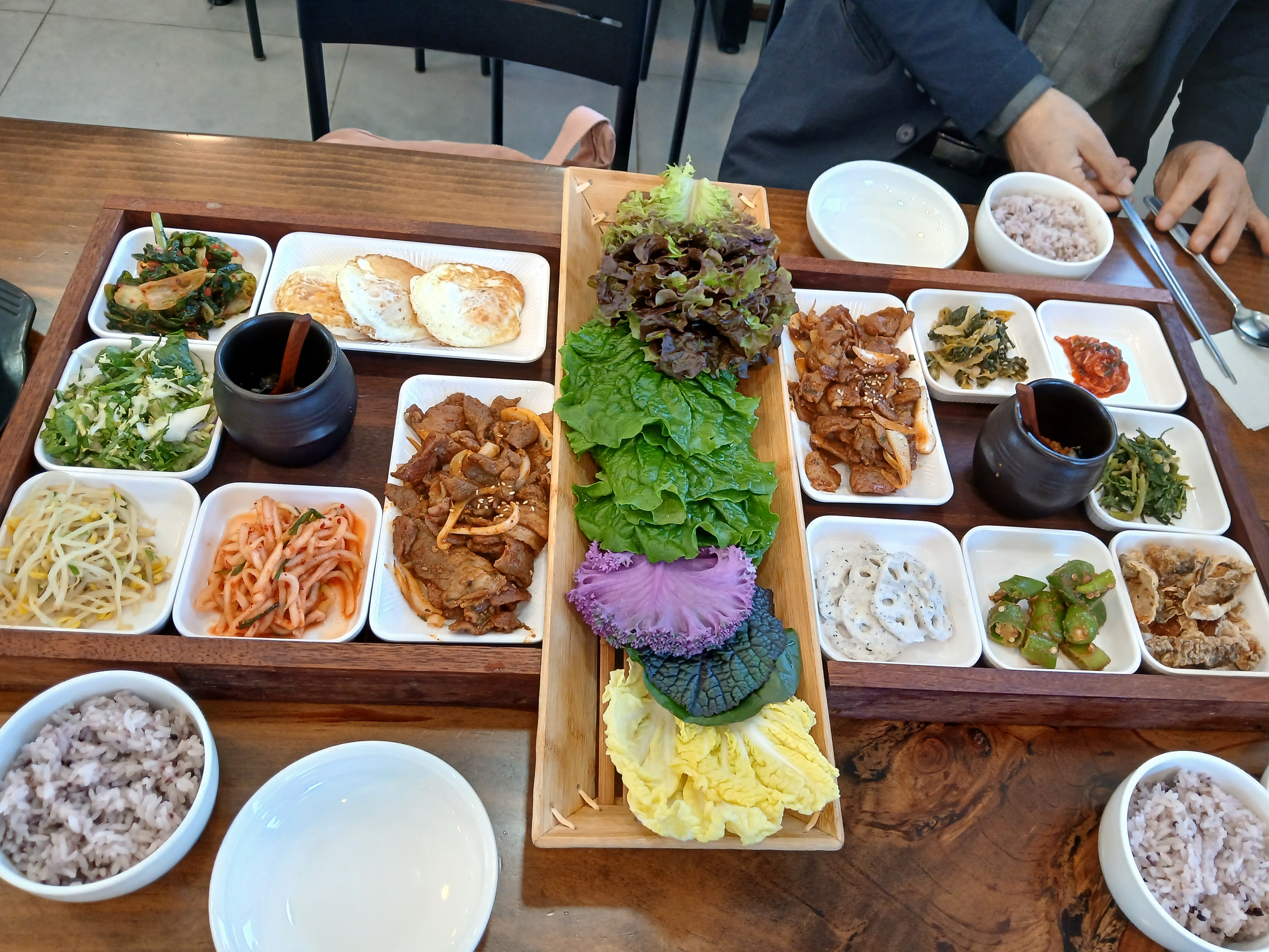 이 가격에 이 구성? 반찬 종류부터 쌈 채소까지 푸짐하게 나오는 안성쌈밥