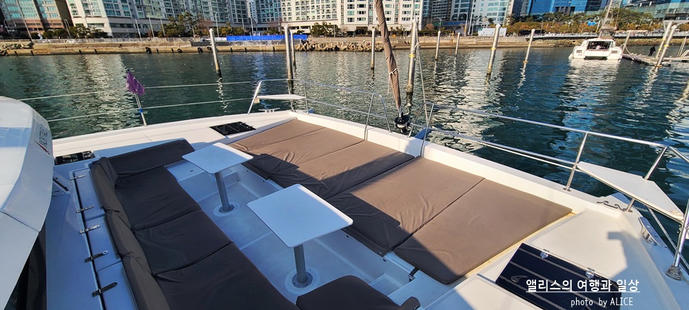 부산에서 여유를 즐기는 여행방법, 요트투어 (더베이101 출발), 프랑스 명품 고급요트 내부 모습