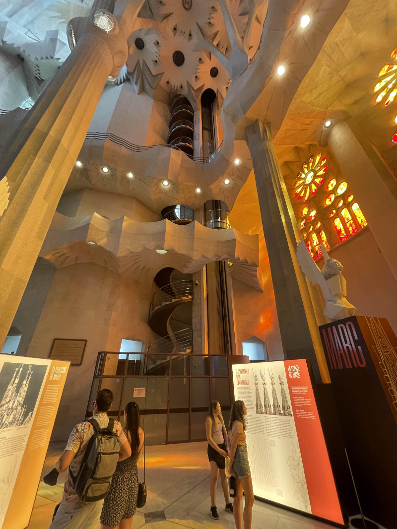 성당 내부공간-엘레베이터