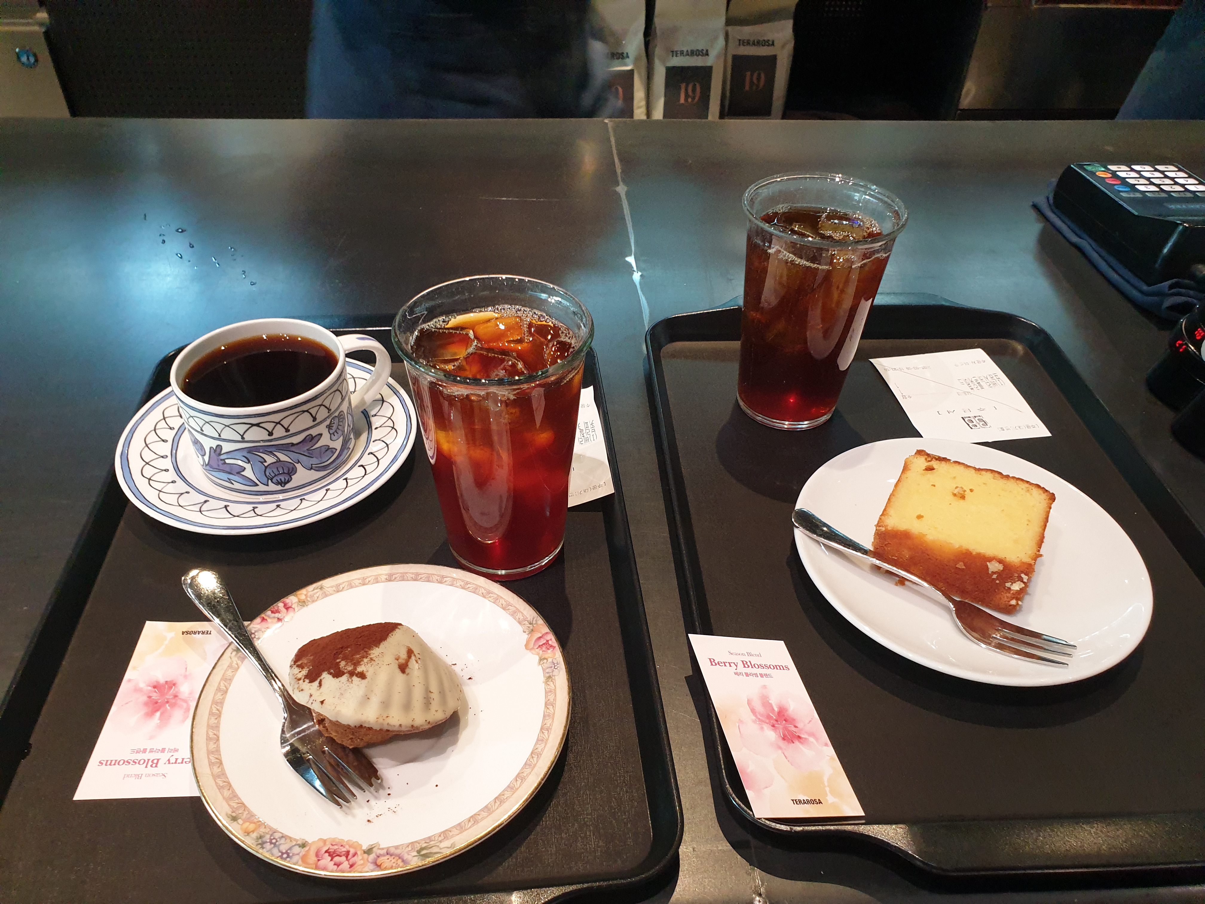 주문한 커피와 케익