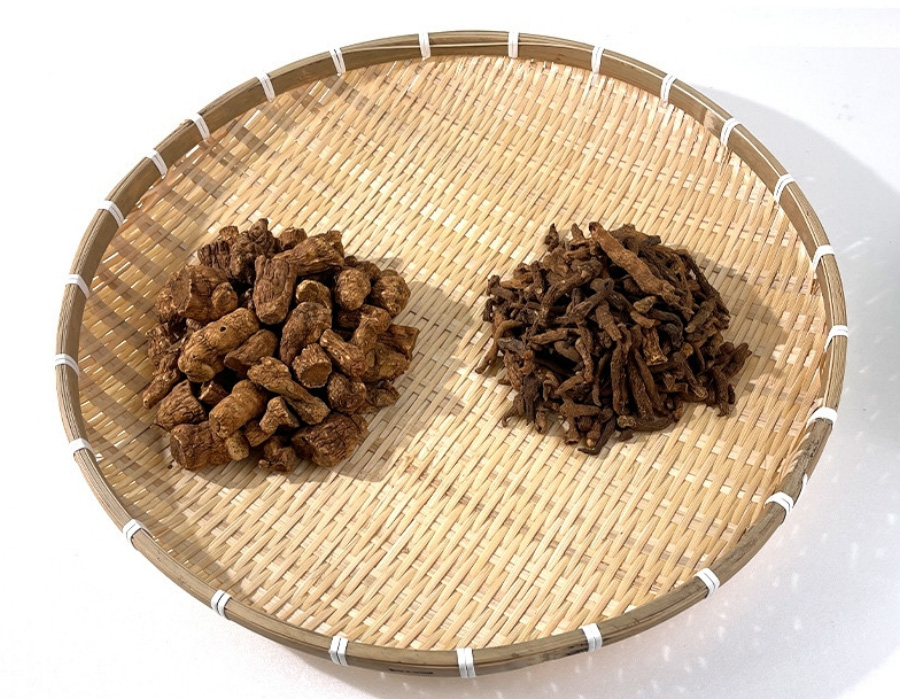 야생에서 채취를 한 황정나무의 뿌리인 황정을 깨끗하게 세척을 한 후에 말린 것을 하얀 바닥 위에 대나무로 만든 동그란 소쿠리를 두고 그 안에 굵은 황정과 얇은 황정을 한움큼씩 두고 찍은 사진