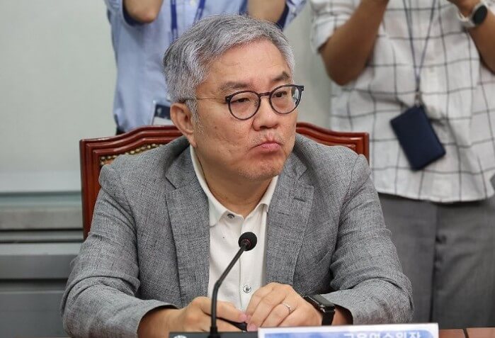 기자회견하는 최강욱 전 의원