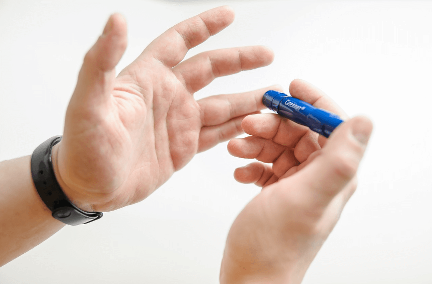 혈당을 측정하는 당뇨 환자