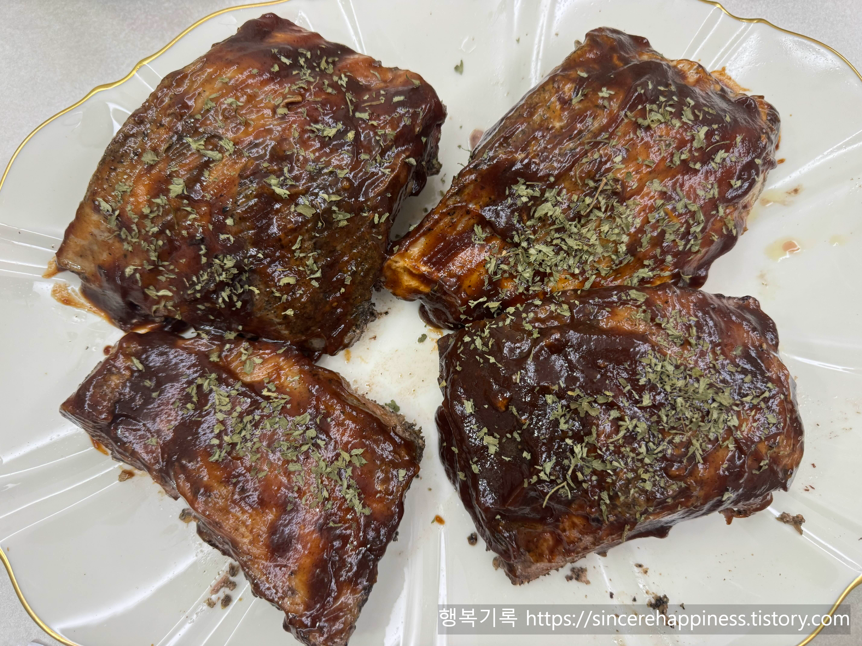 간단한 홈파티 요리로 준비한 토마토 라구파스타와 수비드 등갈비 완성 모습