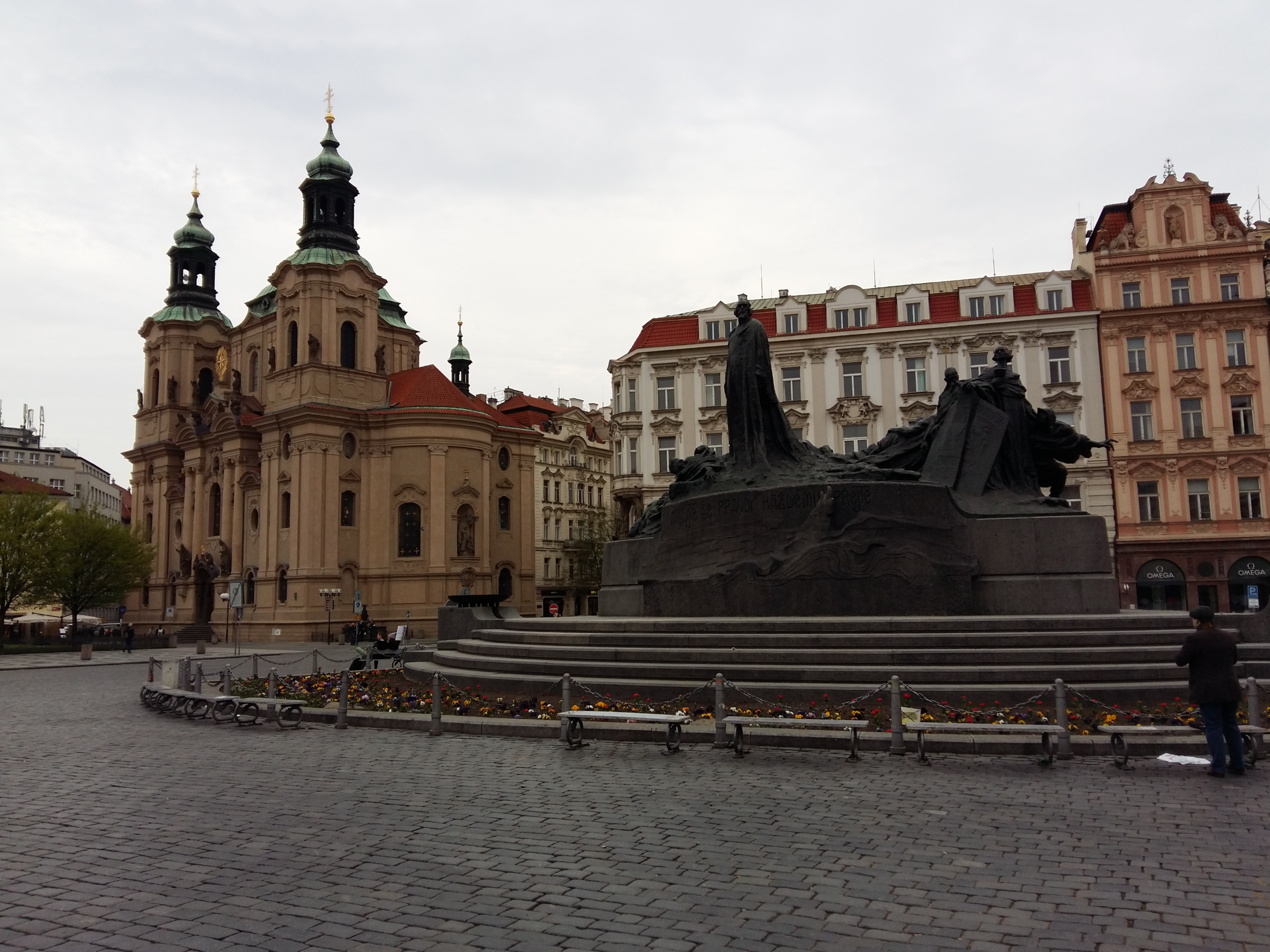 체코 프라하 구시가지 광장의 얀 후스 동상과 성 니콜라스 교회