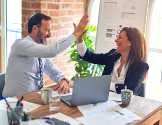 하이파이브하는 남과여