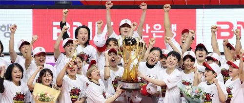 부산 BNK, 극적인 승부 끝에 첫 우승! MVP 안혜지 활약 빛났다
