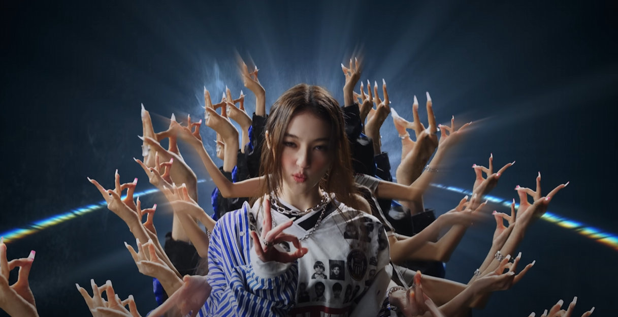 천추천안 관세음보살을 연상시키는 손제스처