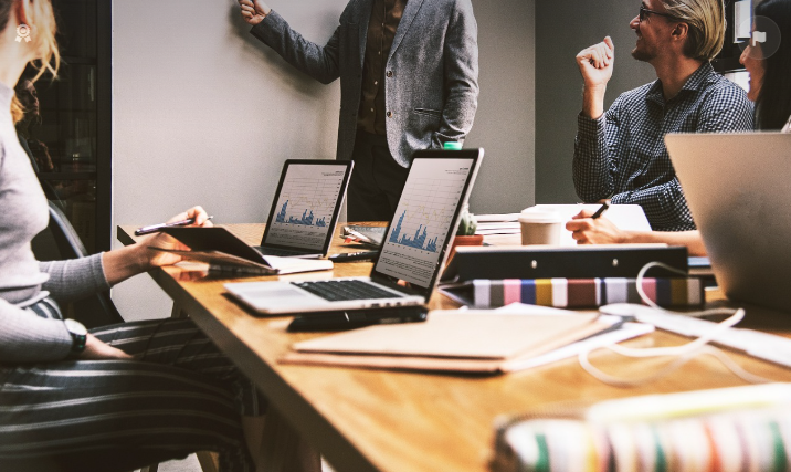 사라지는 오프라인 비즈니스 vs. 성장하는 온라인 비즈니스