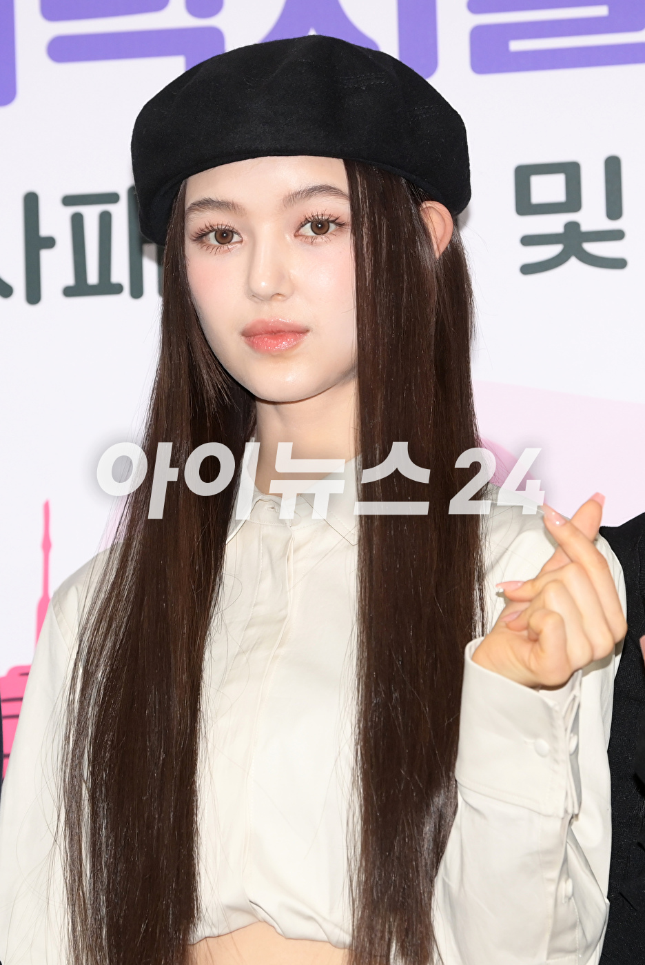 그룹 뉴진스 다니엘이 16일 오전 서울특별시청에서 열린 서울홍보대사 감사패 수여 및 위촉식에 참석해 포토타임을 갖고 있다. [사진=정소희 기자]