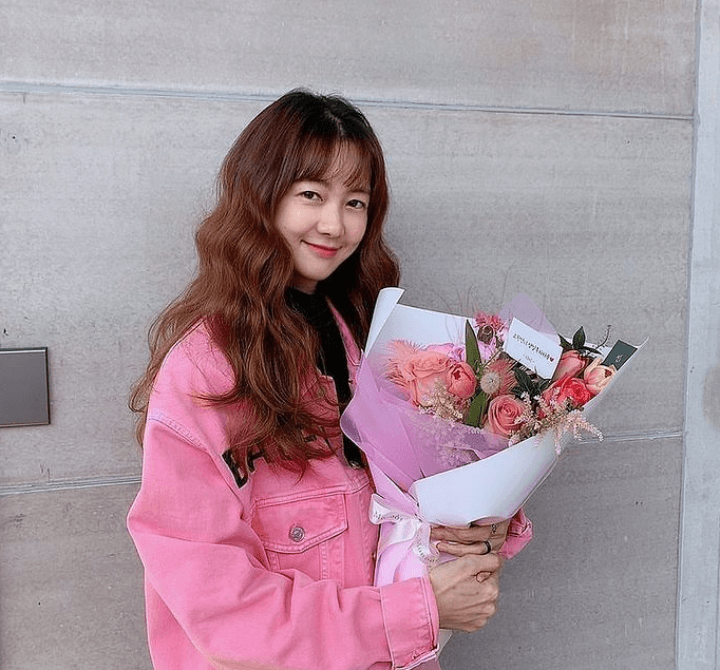 이요원-꽃다발-분홍색옷