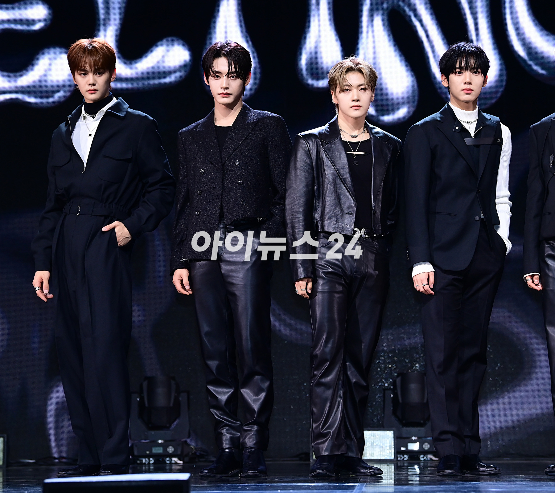 그룹 제로베이스원(ZEROBASEONE)이 5일 오후 서울 광진구 예스24라이브홀에서 열린 두 번째 미니앨범 &#39;멜팅 포인트&#39;(Melting Point) 발매 기념 쇼케이스에서 포토타임을 갖고 있다. [사진=정소희 기자]