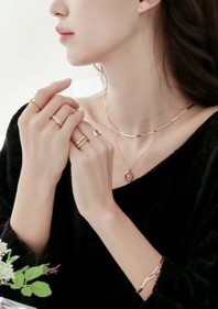 반지를-끼운-손을-보여주는-여자