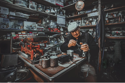 장난감을 치료하는 어른 - 장난감 수리공