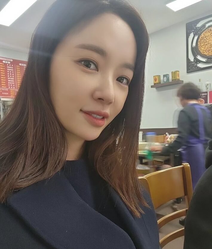 식당에앉아있는-긴머리여성의모습