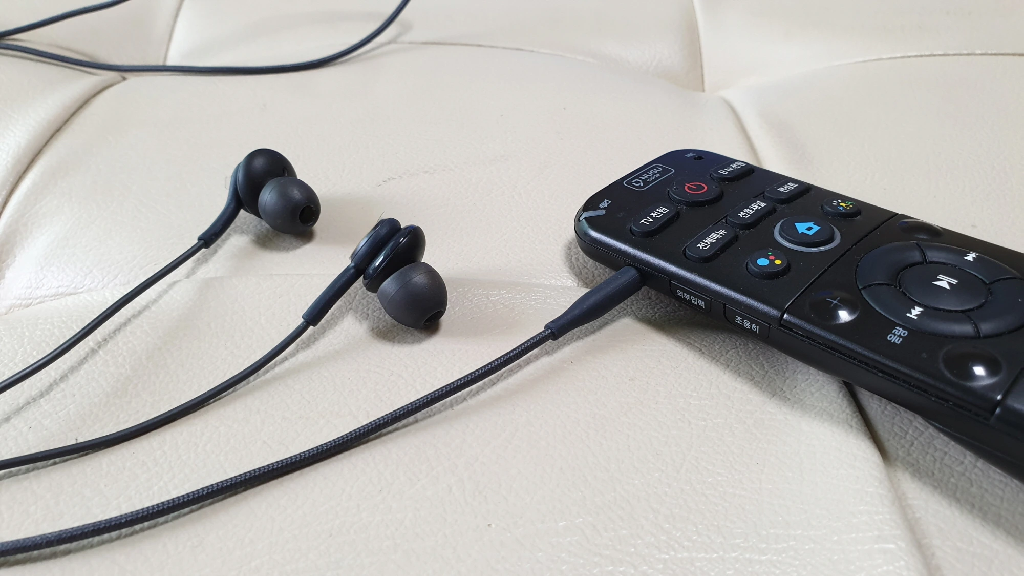 Btv 리모컨 이어폰 끼운 모습