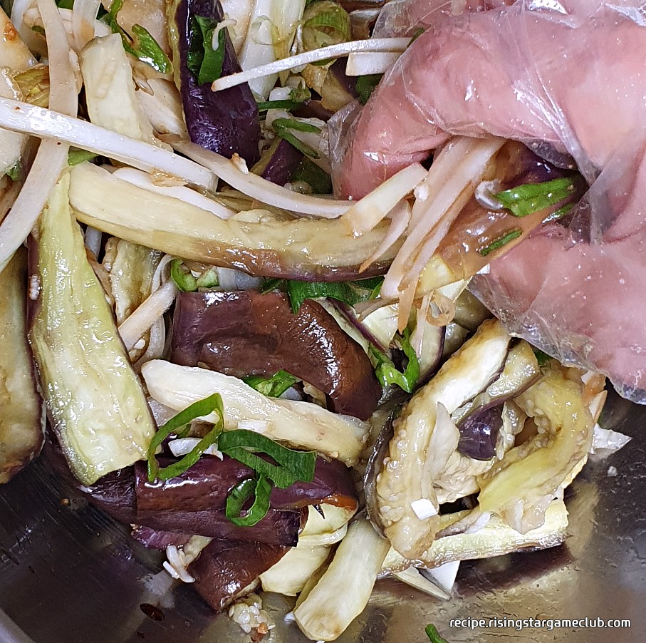 가지 무침을 하기위해 양푼에 넣은 가지와 양념들을 고루 잘 무쳐 주는 사진