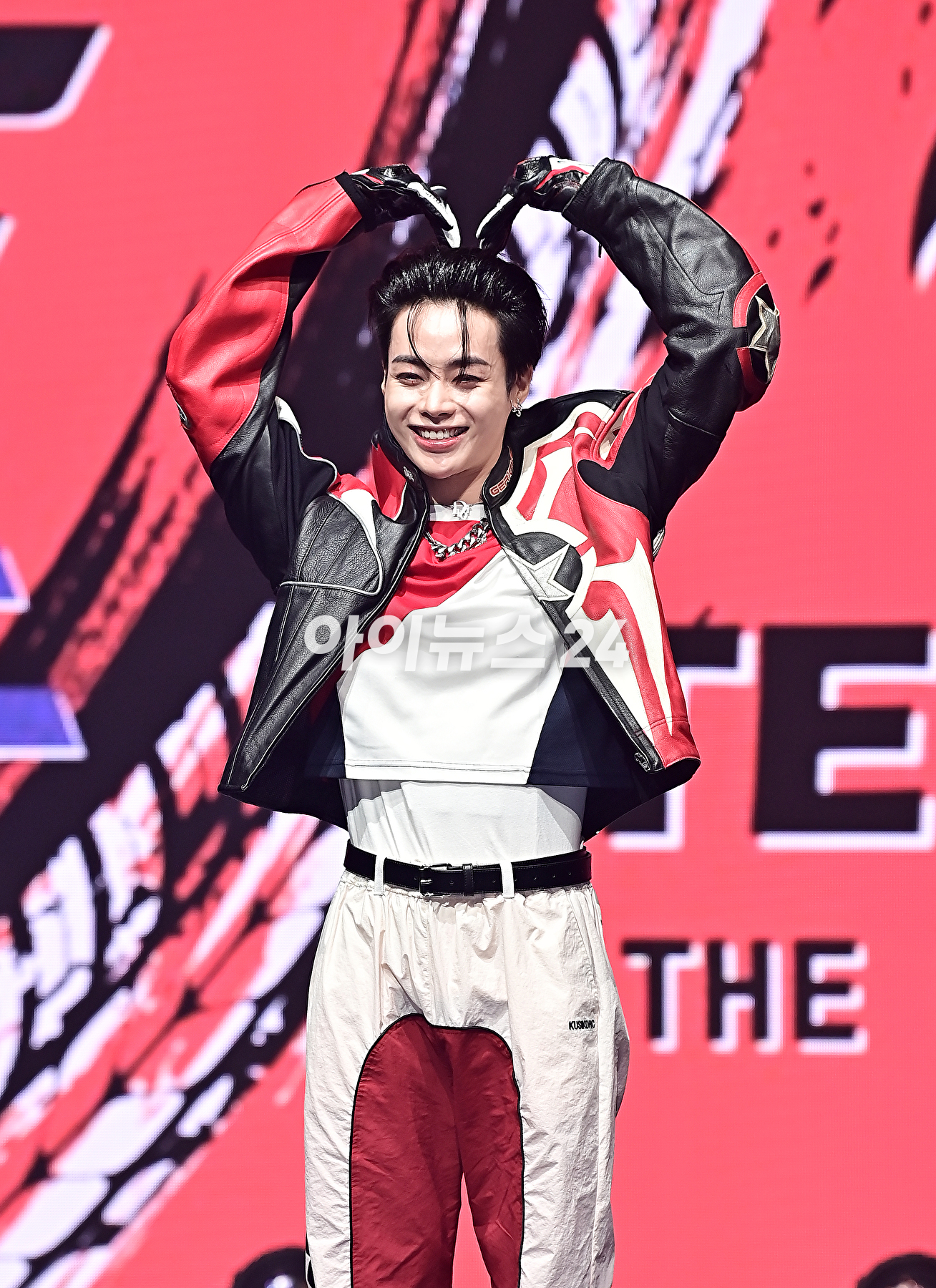 그룹 템페스트(TEMPEST) 한빈이 20일 오후 서울 목동 로운아트홀에서 열린 첫 번째 싱글 앨범 '폭풍 속으로' 쇼케이스에서 포토타임을 갖고 있다. [사진=곽영래 기자]