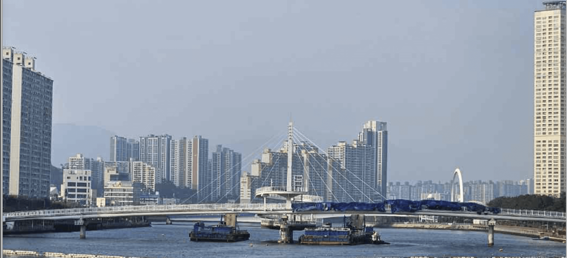 수영강휴먼브릿지전경과 주의아파트