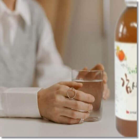 감식초 먹는 법, 감식초 탄산수 마시는 남성