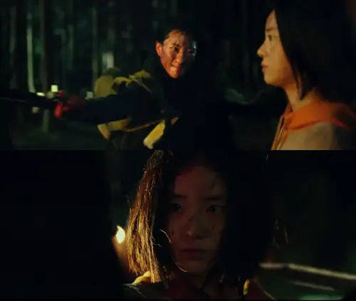 "마녀2에서 소녀를 쫓는 본사 요원 조현(서은수)의 무장 액션 씬과 그를 무표정하게 응시하는 신시아의 긴장감 넘치는 대립 구도"