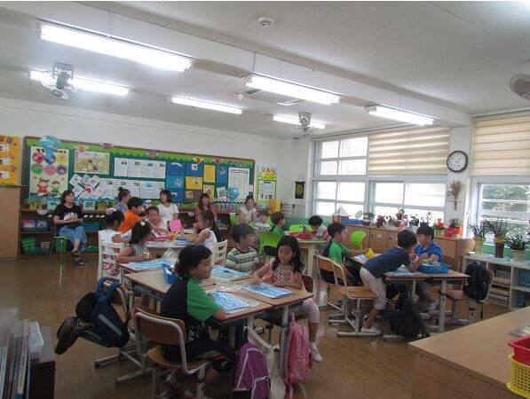 초등학교 교실 안에 모여있는 아이들