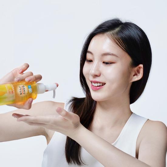 크렌징오일을 손에 따르고 있는 모델