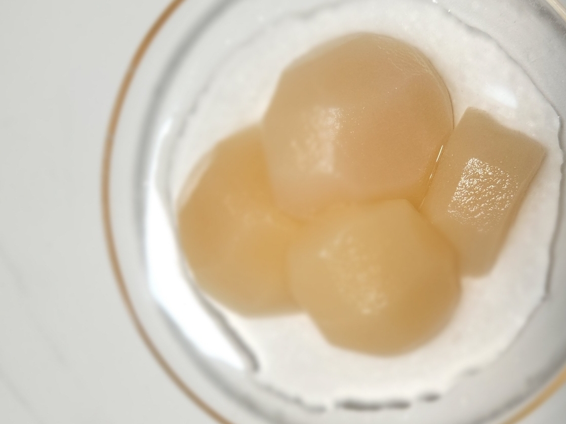 복숭아조림을 보여주는 이미지