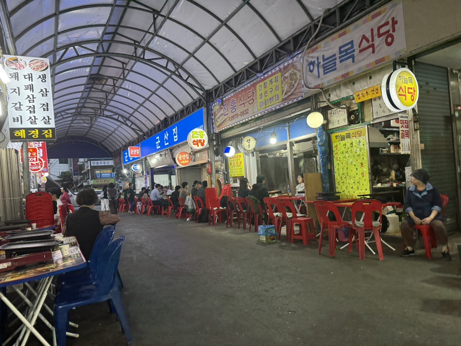 영등포시장 야장골목의 노포 감성과 야외 테이블 분위기 모습