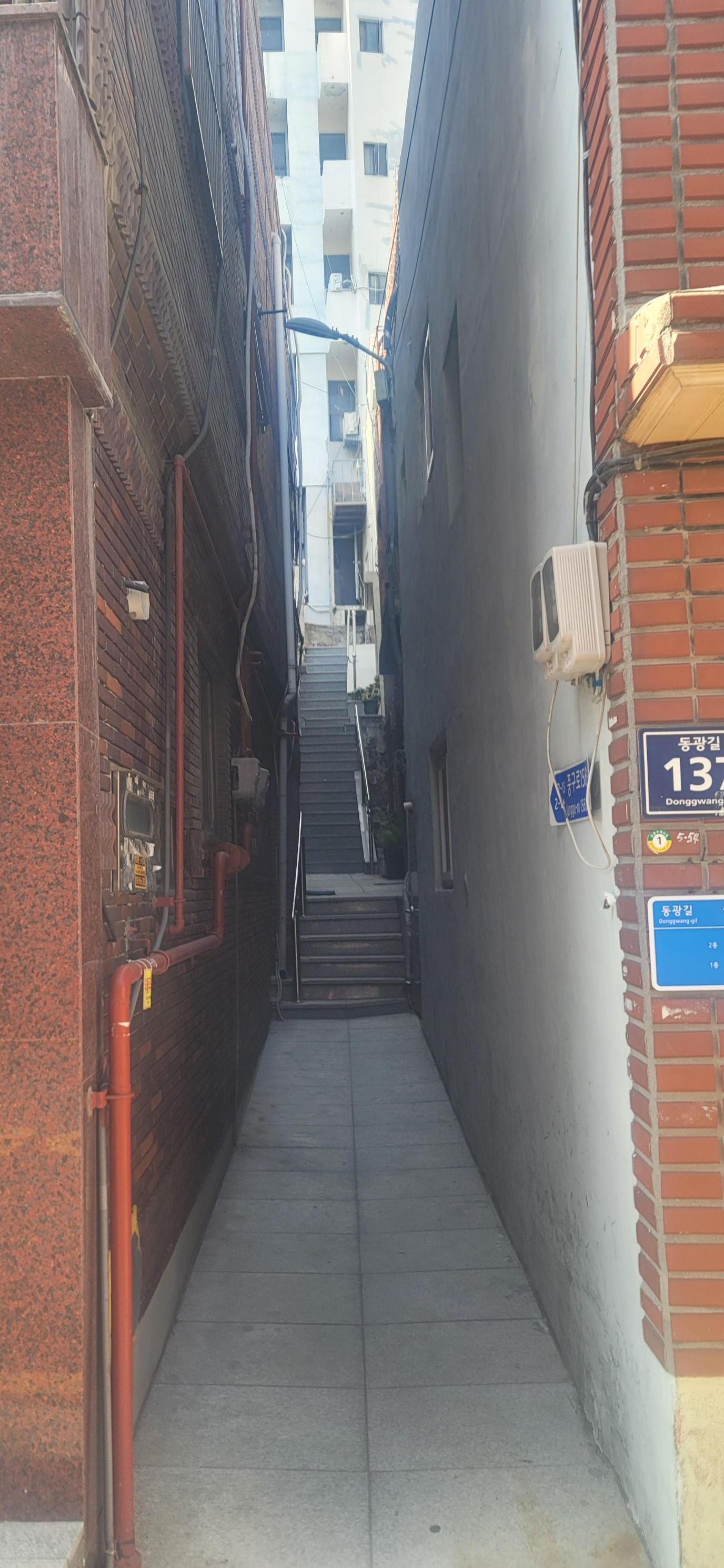 코모도 호텔 가는 길 두번째 계단