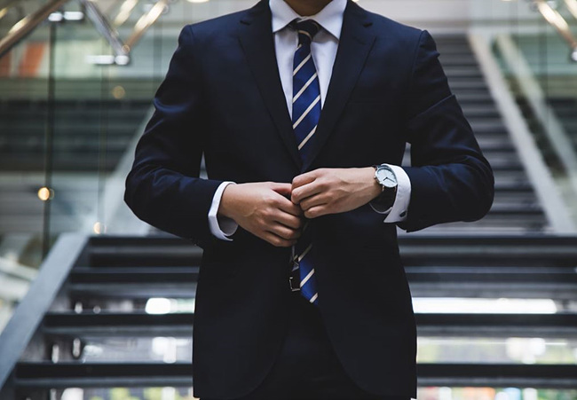 깔끔한 슈트를 입은 남성 사진