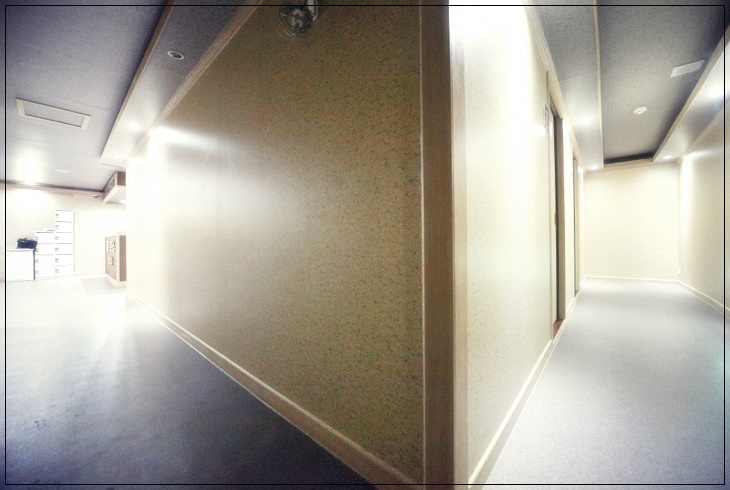 로비와 연결되는 관리실 복도