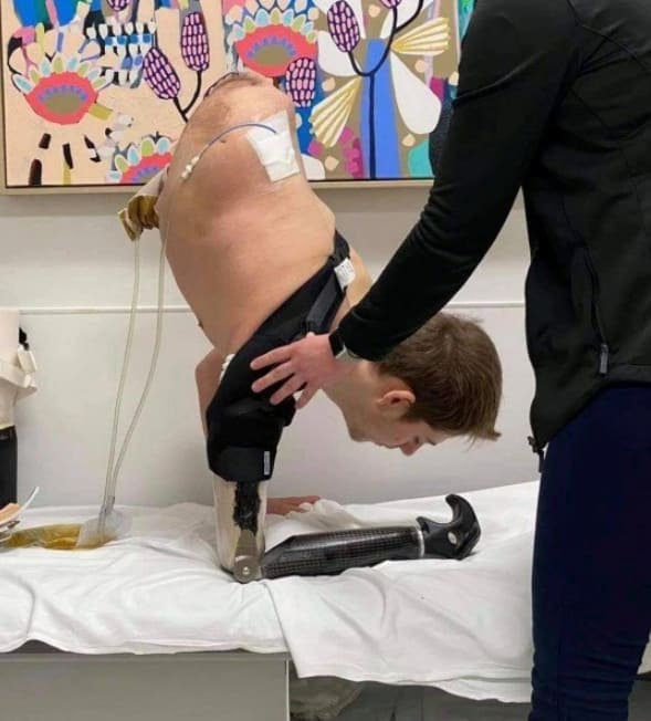 불굴의 의지로 살아가는 사람들...절대 용기를 잃지 마세요! VIDEO: Man cut in half by forklift begged doctor to save him even if he was just a head