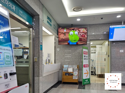 소아치과 입구-TV모니터-뽀로로 상영중