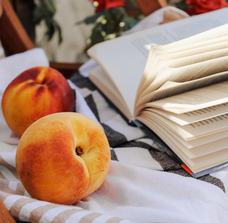 천-위에-복숭아-두개