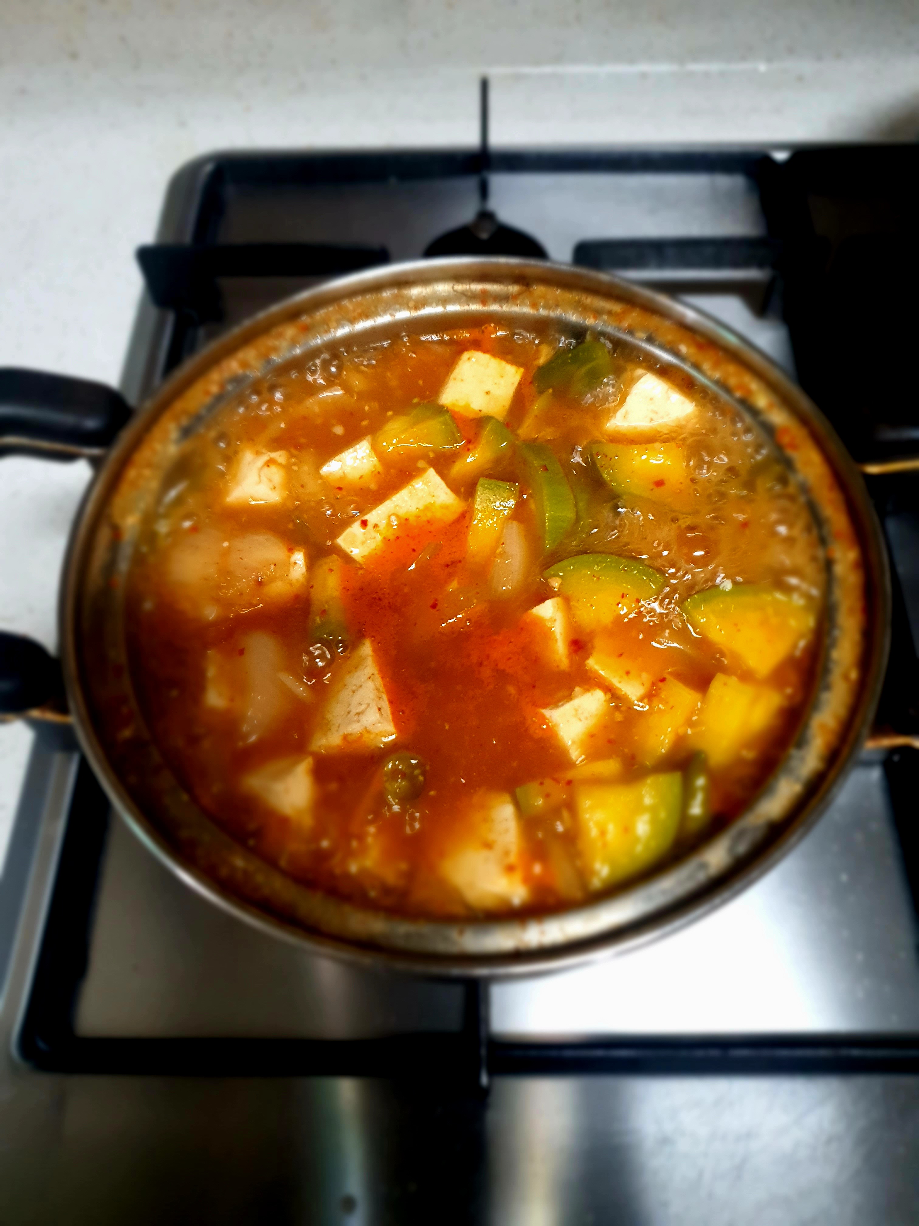 직접-제조한-손두부로-맛있는-찌개를-끓였어요.