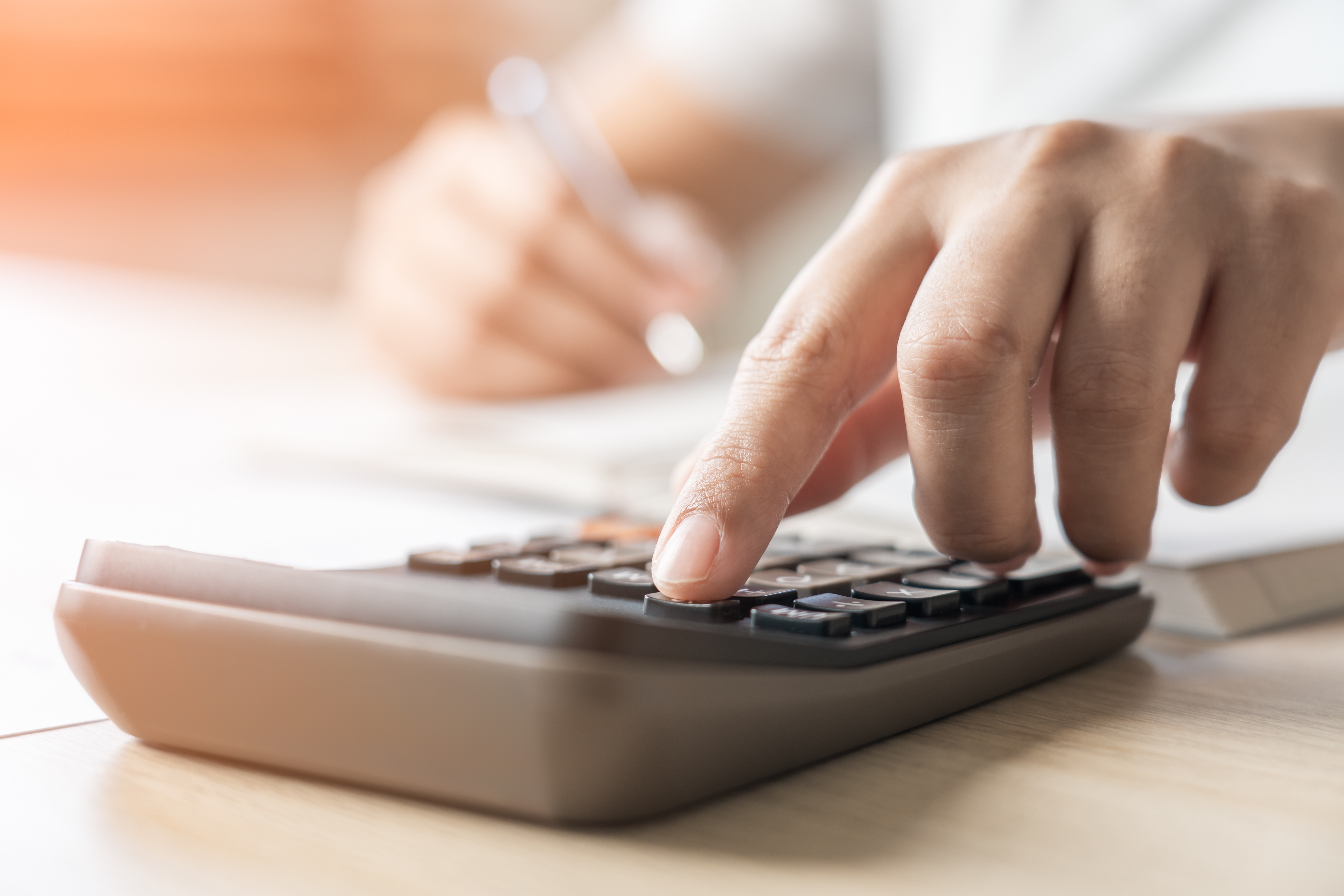 계산기를 사용하며 아르바이트 임금과 근무시간을 정산하는 모습