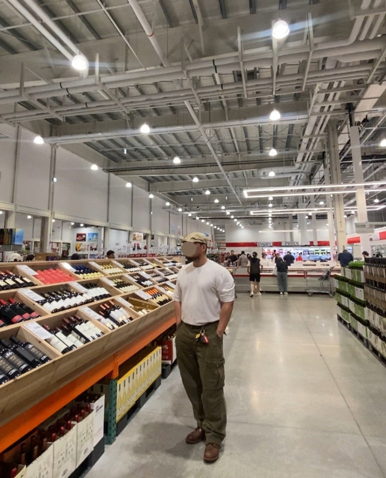 데일리룩(2025. 8. 26.)유니버셜 케미스트리 베레모 헌팅캡 베이지, 쿨탠다드 무신사스탠다드 베이직 반팔 티셔츠, 프리즘웍스 카고 팬츠 카키, 레드윙 아이언레인저 앰버하니스