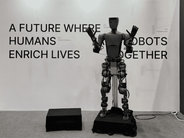 로브로스가 2025 서울모빌리티쇼에 전시한 휴머노이드 로봇 '이그리스'