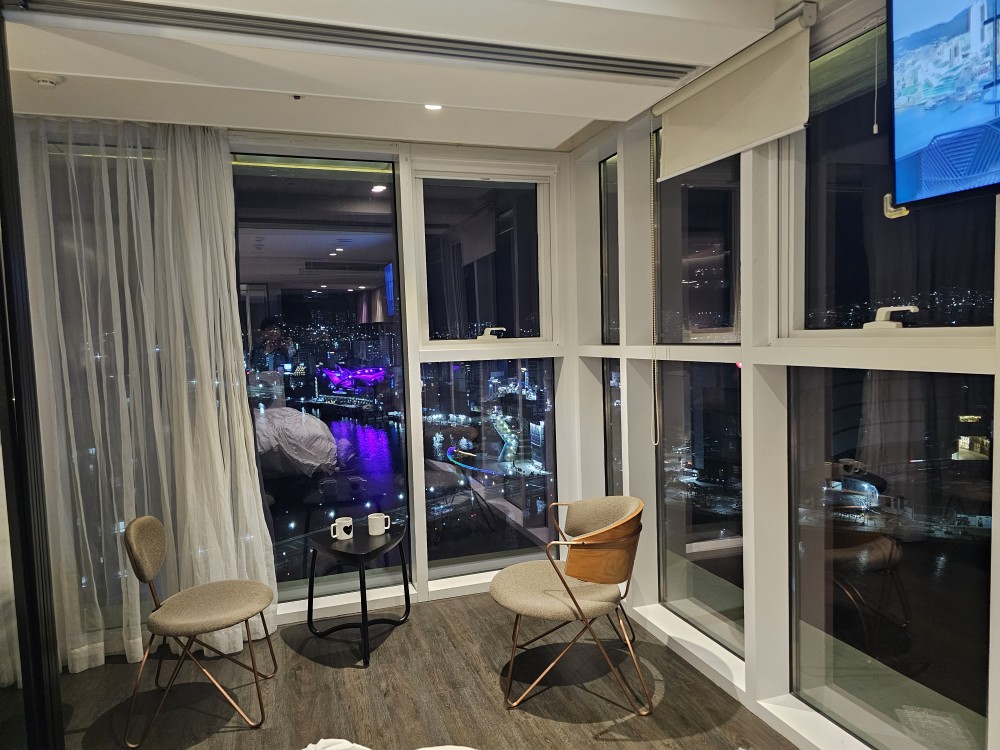 라발스호텔 객실 야경1